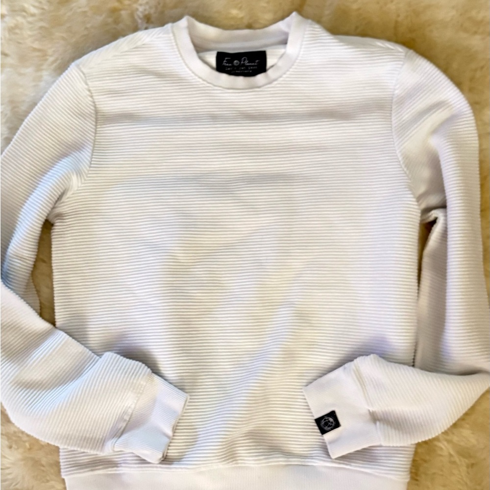 Women’s Free Planet White Ribbed Crewneck Sweater Size Small. #coldweathermust!
